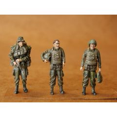 U.S. Helicopter crew, Vietnam CMK 129-F48053 1:48