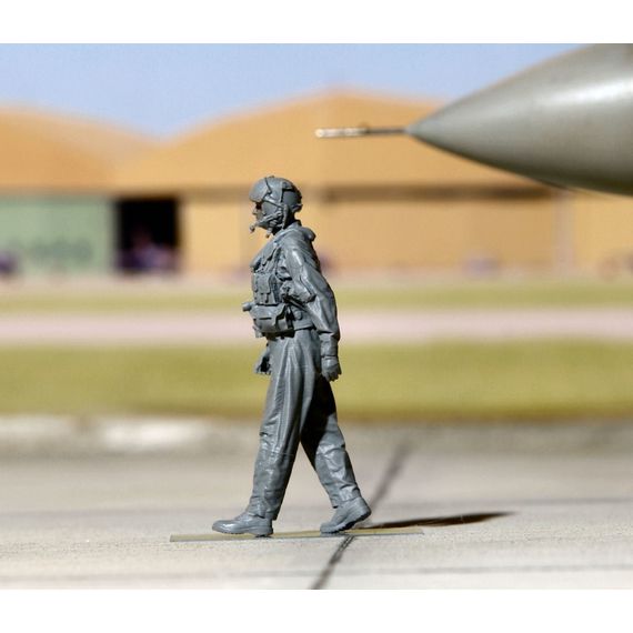 US Navy helicopter pilot walking 1 (XNJ) Reedoak 480091 1:48, image 2